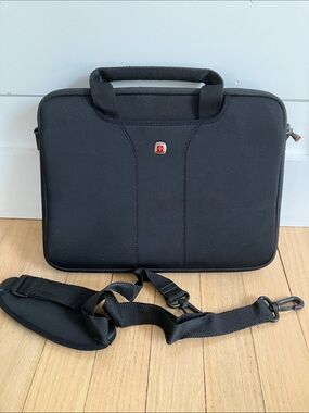 Wenger Black Laptop Briefcase with Detachable Strap